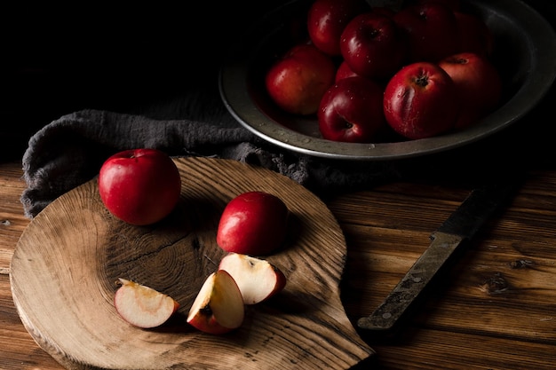 Frische rote Äpfel auf Holztisch. Auf hölzernem Hintergrund.