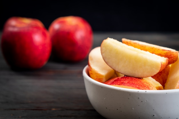 frische rote Äpfel geschnittene Schüssel