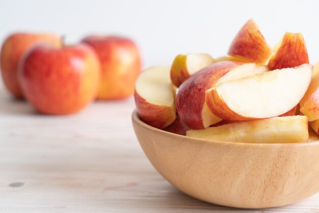 Frische rote Äpfel geschnittene Schüssel