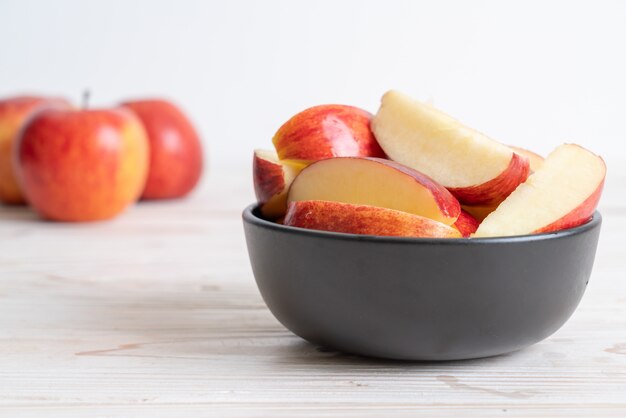 Frische rote Äpfel geschnittene Schüssel