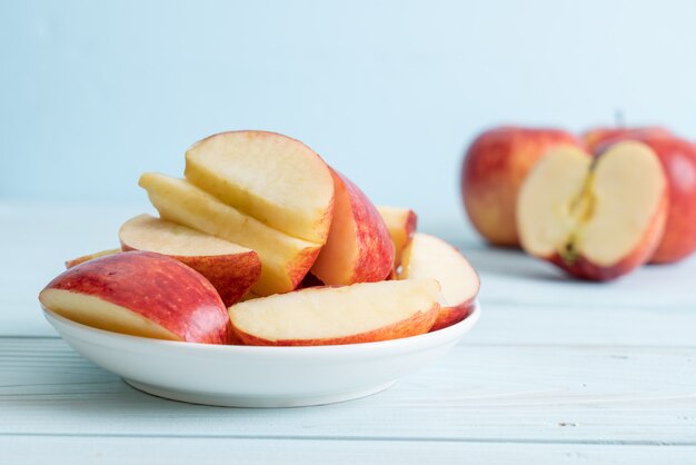 Frische rote Äpfel geschnittene Schüssel