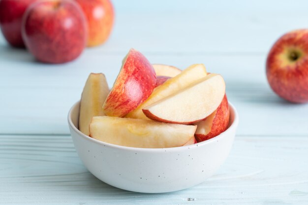 Frische rote Äpfel geschnittene Schüssel