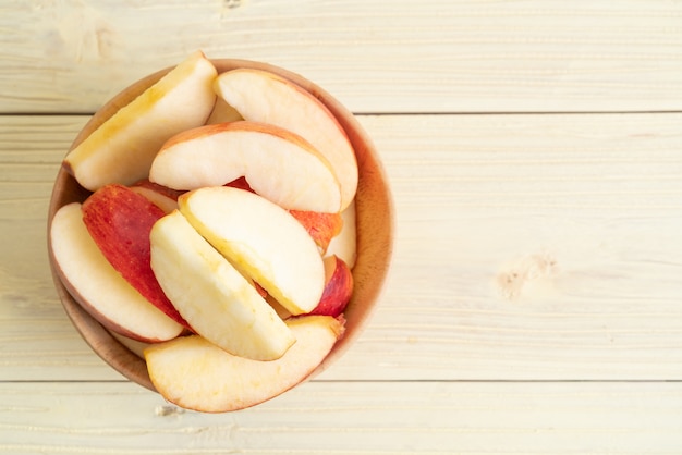 Frische rote Äpfel geschnittene Schüssel