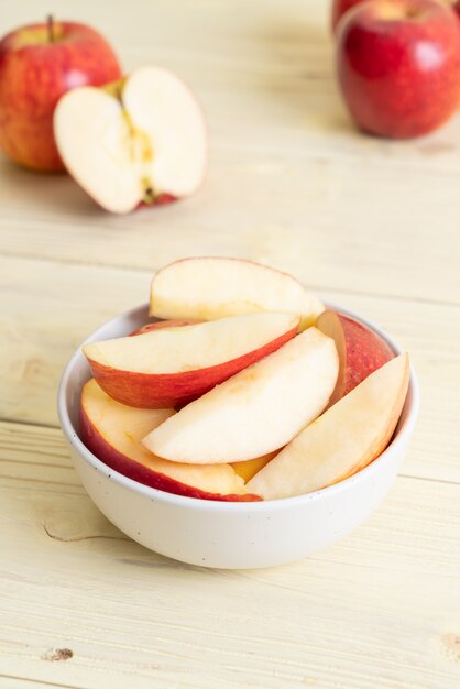 Frische rote Äpfel geschnittene Schüssel