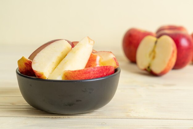 Frische rote Äpfel geschnittene Schüssel