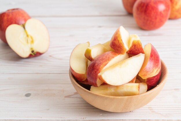 frische rote Äpfel in Scheiben geschnitten Schüssel