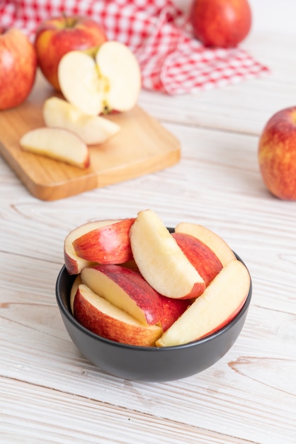 frische rote Äpfel in Scheiben geschnitten Schüssel