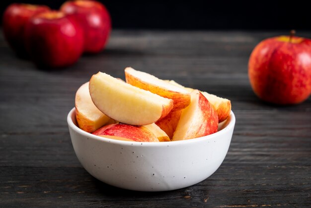 frische rote Äpfel in Scheiben geschnittene Schüssel