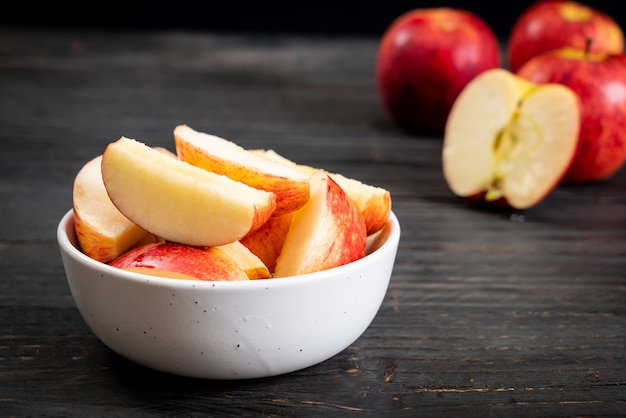 frische rote Äpfel in Scheiben geschnittene Schüssel