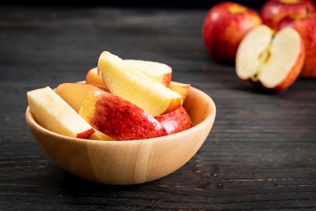 frische rote Äpfel in Scheiben geschnittene Schüssel