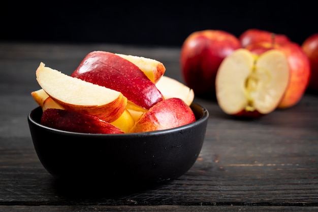 frische rote Äpfel in Scheiben geschnittene Schüssel