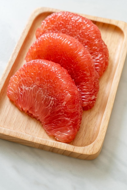 Frische rote Pomelo-Frucht oder Grapefruit