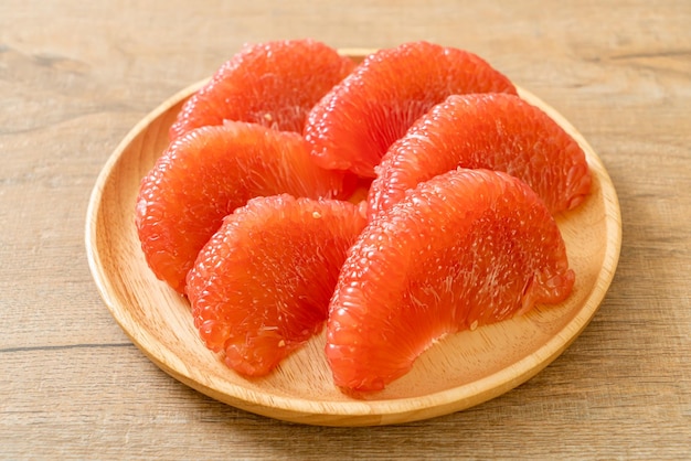 Frische rote Pomelo-Frucht oder Grapefruit