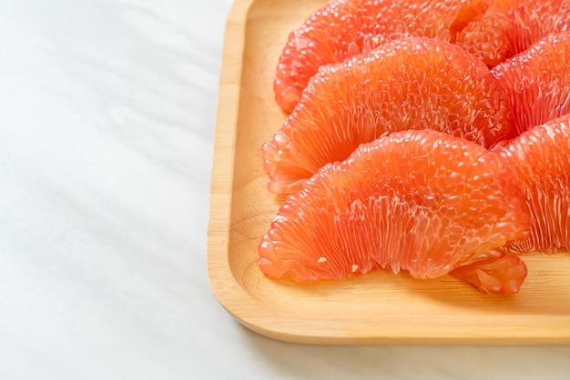 Frische rote Pomelo-Frucht oder Grapefruit