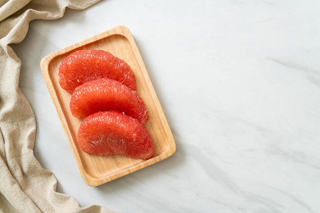 Frische rote Pomelo-Frucht oder Grapefruit