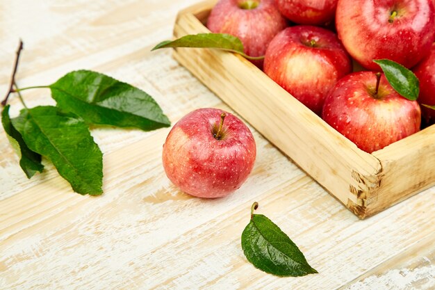 Frische rote reife Apfelfrüchte in der Holzkiste.