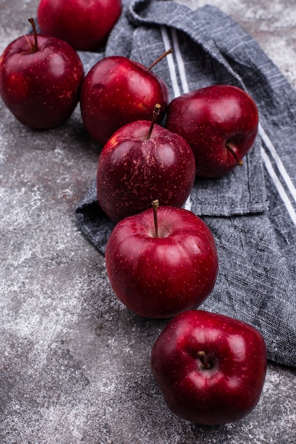 Frische rote reife Äpfel auf grau. Draufsicht