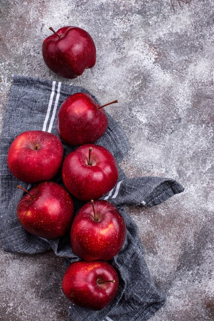 Frische rote reife Äpfel auf grauem Hintergrund