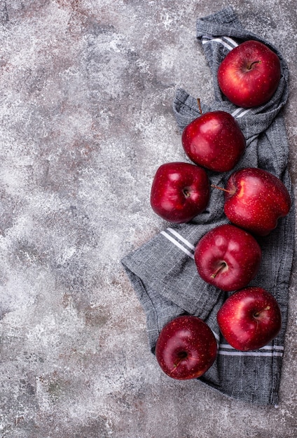 Frische rote reife Äpfel auf grauem Tisch. Draufsicht