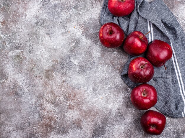 Frische rote reife Äpfel auf grauem Tisch. Draufsicht