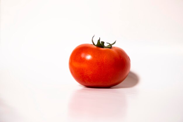 Frische rote reife Tomate isoliert auf dem Hintergrund Natürlicher roher organischer gesunder Gemüsesalat