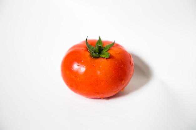 Frische rote reife Tomate isoliert auf dem Hintergrund Natürlicher roher organischer gesunder Gemüsesalat