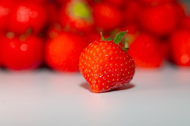 Frische rote schöne Erdbeeren auf weißem Hintergrund