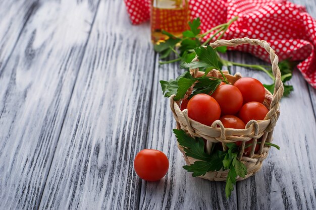 Frische rote Tomate im Korb