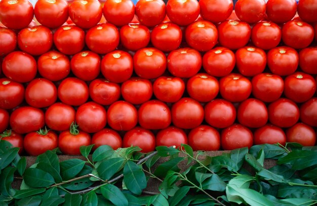 Foto frische rote tomate im lebensmittelgeschäft für lebensmittelhintergründe