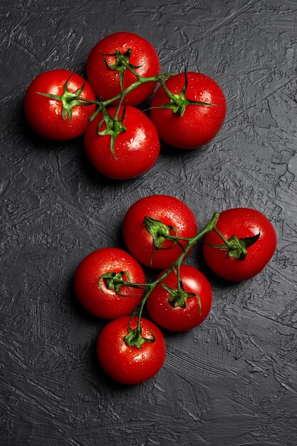 Frische rote Tomaten auf dunklem Hintergrund