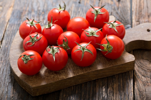 Frische rote Tomaten auf Holztisch