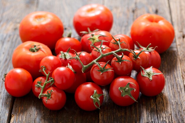 Frische rote Tomaten auf Holztisch