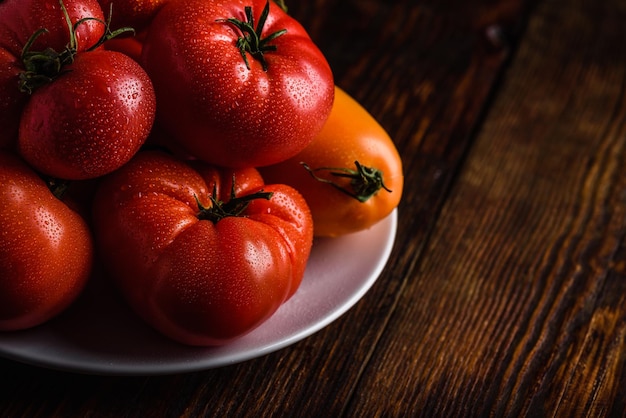 Frische rote und gelbe Tomaten auf Platte