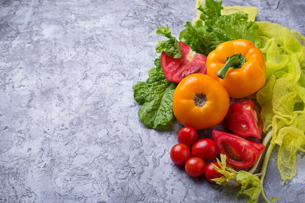 Frische rote und gelbe Tomaten, Paprika und Salat. Selektiver Fokus