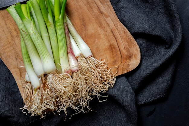 Foto frische rote und weiße zwiebeln auf dunklem hintergrund