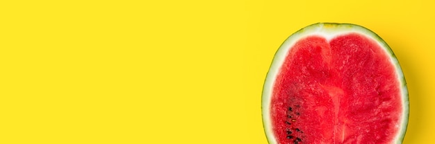 Frische rote Wassermelone halbiert auf gelb.