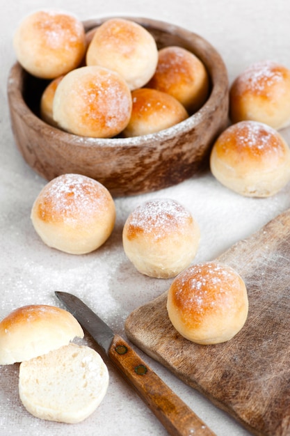 Foto frische runde hausgemachte brötchen