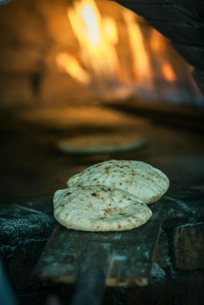 Frische runde Pita wird aus dem Ofen genommen. Zubereitung von traditionellem arabischem Brot