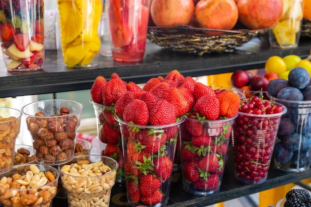 Frische saftige Beeren auf dem Bauernmarkt Bunte verschiedene Obstsets im Straßencafé