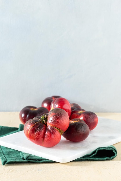 Frische saftige hausgemachte Tomaten auf dem Küchentisch