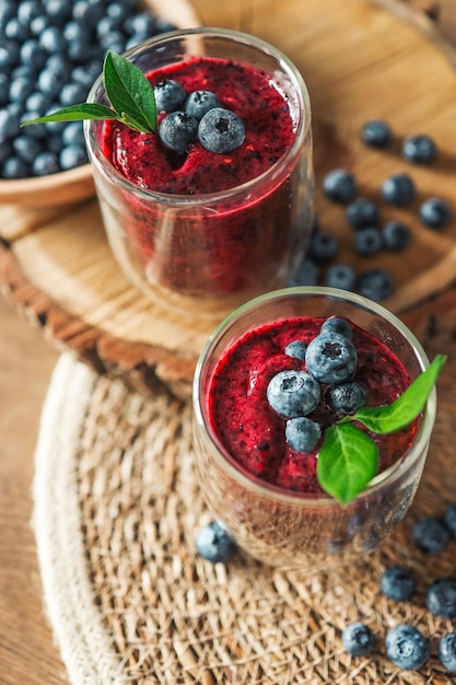 Frische saftige Heidelbeer-Smoothies im Glas Einfacher Hintergrund Gesunde Ernährung Detox Lifestyle