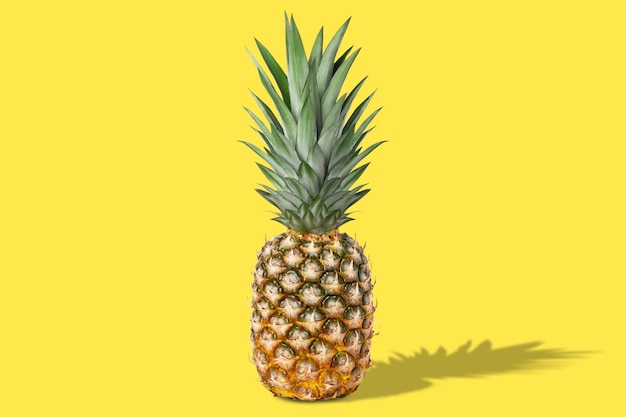 Frische saftige leckere ganze Ananas auf gelbem Hintergrund