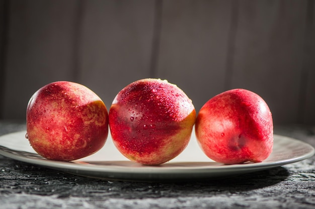 Frische saftige Nektarinen frisch rot