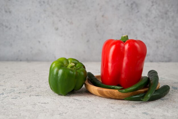 Foto frische saftige paprika auf einem grauen kopierraum