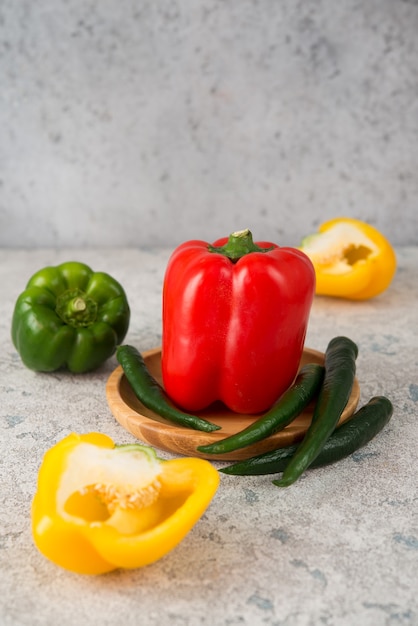 Foto frische saftige paprika auf grauem, selektivem fokus