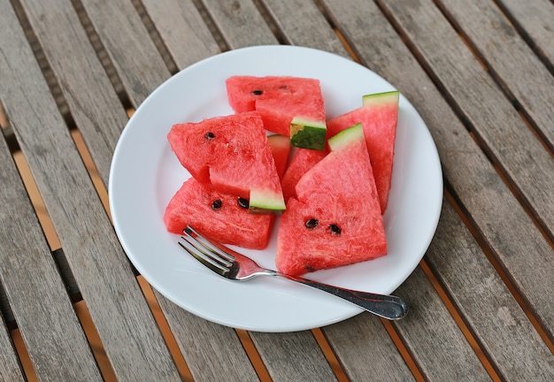 Frische saftige Wassermelonenscheibe auf weißer Platte