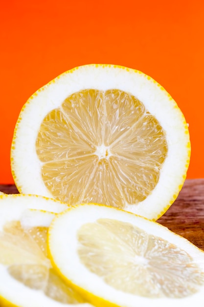 Frische saftige Zitrone beim Kochen in Stücke geschnitten hautnah