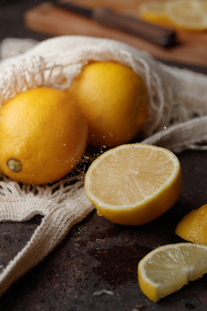 Frische saftige Zitronenscheiben auf dunklem Hintergrund