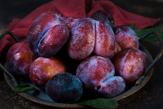 Frische saisonale Pflaumen mit Wassertropfen