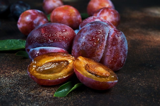 Frische saisonale Pflaumen mit Wassertropfen